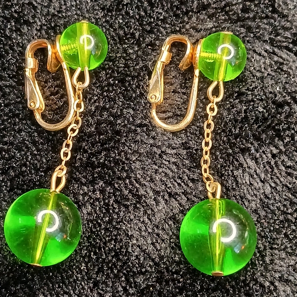 Jewelry - 5$ Vtg Green Glass and Gold Drop Clip-On Earrings